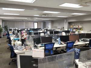 【年収450万円】給与計算&入退社手続き*駅徒歩1分*土日祝日休み≪デニムOK≫